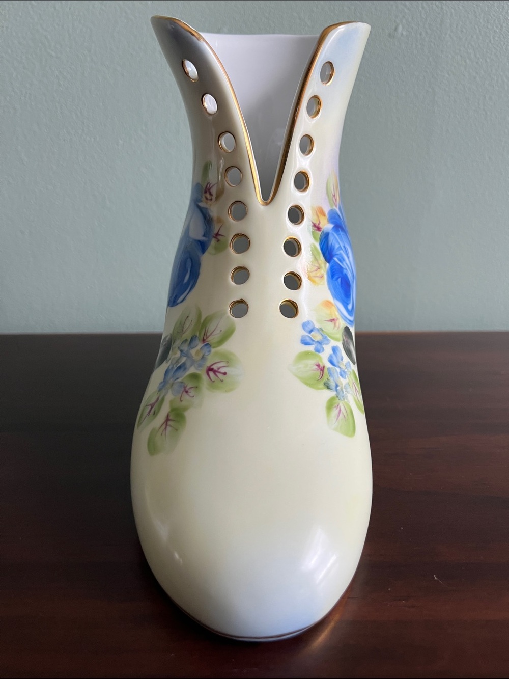 Vintage Ceramic Boot Vase Blue Roses Gold Trim Mid Century Japan 7x6 - Picture 2 of 10